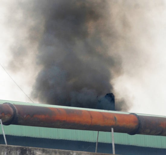 A plant emitting black smoke in Dong Hung Thuan ward, District 12 (Photo: SGGP) A plant emitting black smoke in Dong Hung Thuan ward, District 12 (Photo: SGGP)